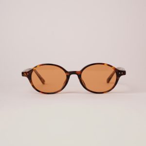 Óculos de Sol Capri - Armação de cor tartaruga com lente laranja.